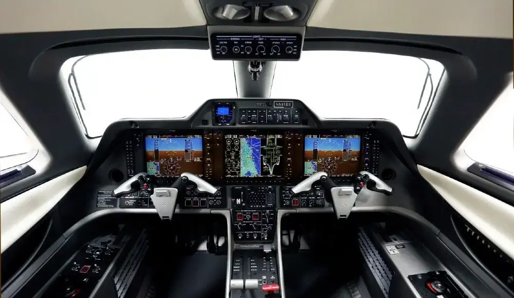 Cabina di pilotaggio dell'Embraer Phenom 100